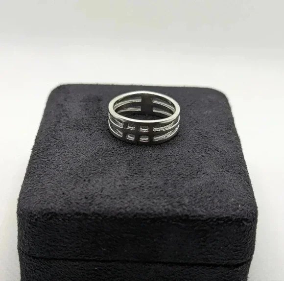 Abstract band ring - Picture 1 of 6